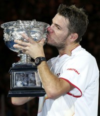 Wawrinka mencium trofi Australia Terbuka. Reuters/Jason Reed.