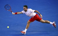 Wawrinka berusaha mengembalikan bola saat melawan Nadal di final Australia Terbuka. Reuters/David Gray.