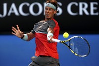 Nadal melakukan smash saat melawan Wawrinka di final Australia Terbuka. Reuters/Bobby Yip.