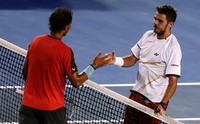 Wawrinka berjabat tangan dengan Nadal. Dalam pertandingan ini, Wawrinka berhasil mengalahkan Nadal dengan skor 6-3 6-2 3-6 6-3. Reuters/Brandon Malone.