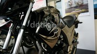 The Scorpion limited edition ini diciptakan Yamaha dengan konsep corak scorpio raksasa memeluk tangki dan warna khas emas.
