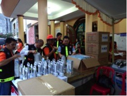 Bakti BCA Bagikan 1000 Lampu Darurat Untuk Korban Banjir Manado