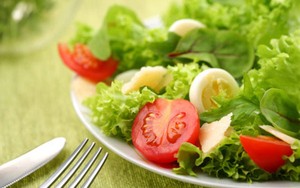 Terlalu Banyak Menambah Saus Salad Bisa Picu Kegemukan