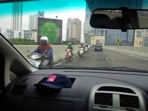 Tak Kapok Ada Kecelakaan Maut, Para Pemotor Ini Masih Lawan Arus di JLNT