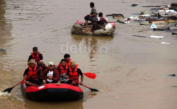 Kisah Anak-anak saat Jadi Relawan Banjir