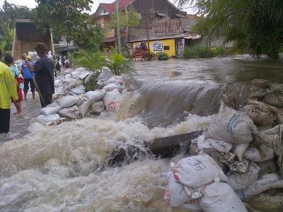 Tanggul Jebol di Kampung Makassar Ditambal Karung Pasir Oleh Dinas PU