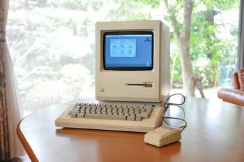 Macintosh 512K, yang rilis September 1984, mirip dengan model sebelumnya. Namun built in memorinya bertambah 4 kali lipat. (kredit foto: business insider)