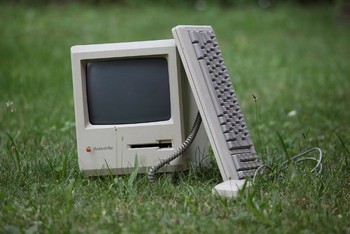 Apple kemudian merilis Macintosh Plus di Januari 1986 dengan banderol USD 2599. Produk ini punya SCSI port yang memungkinkan user menghubungkan perangkat eksternal seperti hardisk, atau printer. (kredit foto: business insider)