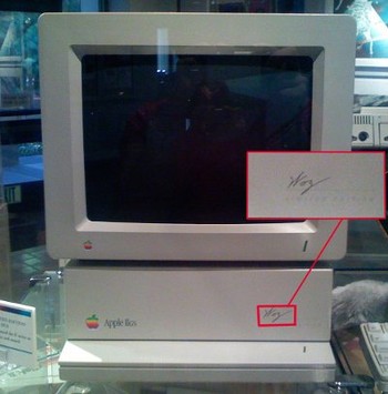 Apple IIGS ini rilis akhir tahun 1986. Secara teknis ini bukan Mac, namun tetap menarik karena pendiri Apple Steve Wozniak menandatangani 50 ribu unit pertamanya. (kredit foto: business insider)