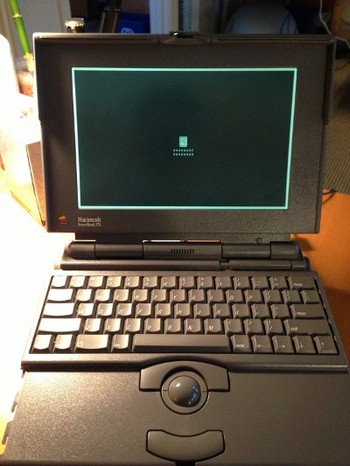 Apple kemudian memperkenalkan PowerBook 100, 140, dan 170 pada tahun 1991. Model ini sukses menghasilkan pendapatn USD 1 miliar bagi Apple di tahun pertama peredarannya. (kredit foto: business insider)