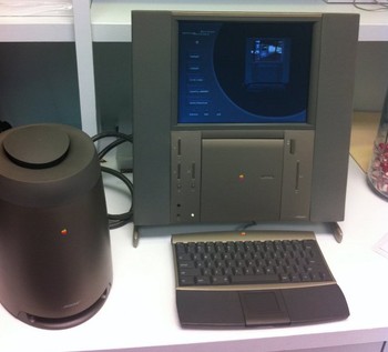 Ini adalah Macintosh edisi terbatas yang dijual USD 7.499 pada tahun 1997. (kredit foto: business insider)