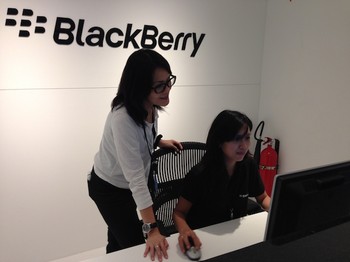 Kami menjamin aplikasi yang dikuratori di bb world ini bebas virus maupun malware, kata Winnie Ho. Kalaupun aplikasinya ditolak, nanti BlackBerry akan kasih penjelasan kenapa ditolak. BlackBerry nantinya juga akan memberi masukan supaya aplikasinya tambah bagus.