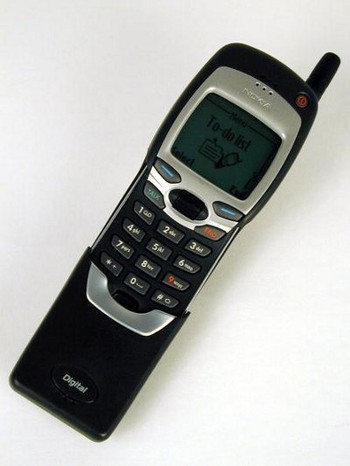 Ini adalah salah satu ponsel jadul Nokia yang rilis tahun 1999, yaitu Nokia 7100.