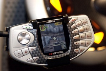 Ini adalah Nokia N Gage yang sempat menghebohkan karena memungkinkan ponsel menjadi konsol game portabel, sesuatu yang cukup baru di masanya.