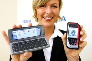 Nokia 7610 dan Nokia Communicator 9500 diperkenalkan di pameran teknologi CeBIT pada Maret 2004.