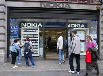 Toko Nokia yang didirikan di London dipadati calon pembeli. Foto ini diambil tahun 2004.