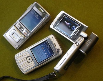 Tiga model ponsel Nokia yang diperkenalkan pada April 2005. Berturut turut dari kiri adalah N91, N70 dan N90.