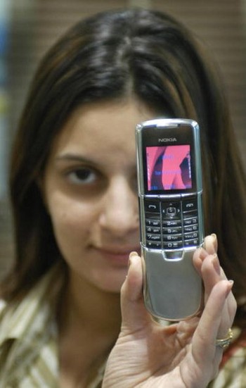 Nokia 8800, ponsel stylish Nokia yang rilis Juli 2005.