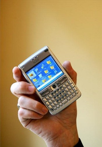 Ini adalah Nokia E61 yang dibekali keyboard qwerty. Handset ini dan model seterusnya seperti E63 lumayan populer.