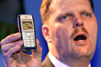 Nokia 1112 dirilis tahun 2006. Nokia masih sering mengeluarkan model ponsel hitam putih dengan kemampuan dasar, meski teknologi ponsel semakin canggih.