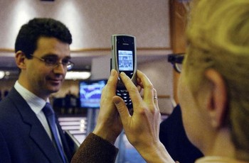 Tahun 2001, Nokia memperkenalkan seri 7650 yang kemudian cukup legendaris. Pada masa itu, Nokia 7650 adalah ponsel idaman yang dibekali kamera built in dan dapat mengakses internet.