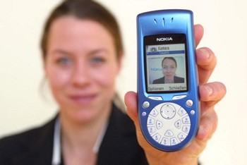 Nokia 3650 kala ditampilkan di pameran teknologi CeBIT di Jerman pada tahun 2003. Lihat bentuknya yang unik.