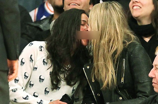 Awal mula gosip berkembang ketika model dan aktris 35 tahun itu nonton basket bersama di Manhattan. Keduanya terlihat mesra, bahkan Cara dan Michelle berciuman. Tidak takut menjadi bahan pembicaraan dan pemberitaan, model 21 tahun itu malah meng-upload foto mesra tersebut di Instagramnya.