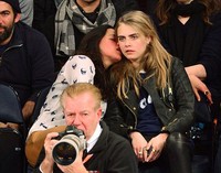 Ketika itu, Michelle tampak sedikit mabuk. Wanita yang telah mengaku bahwa dirinya biseksual itu pun bersandar di pundak teman dekatnya itu.