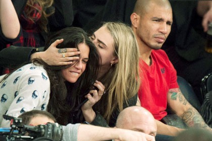 Adegan mesra berlanjut, Cara yang mengenakan jaket kulit hitam kembali mencium Michelle. Sebelum Cara digosipkan Lesbi. Ia sempat dekat dengan personel One Direction Harry Styles.