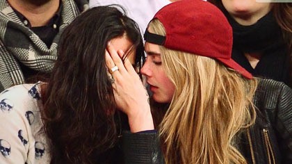 Saat nonton pertandingan olahraga yang berlangsung awal bulan ini, keduanya memang menunjukkan banyak kemesraan. Seperti pada foto ini, lagi-lagi model beralis tebal itu ingin mencium Michelle.