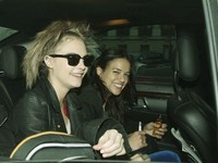 Saat Paris Fashion Week minggu lalu, aktris dan DJ itu meluangkan waktu untuk menonton Cara saat berjalan di fashion show Chanel. Setelah selesai acara, kedua terlihat naik mobil bersama.