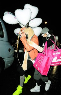 Kebersamaan mereka terus berlanjut. Cara bahkan telah mengajak Michelle ke acara keluarganya di London. Keduanya tertangkap kamera sambil menyembunyikan wajah mereka saat acara pesta bujang kakak Cara.