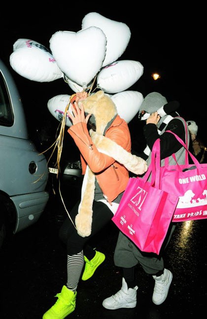 Kebersamaan mereka terus berlanjut. Cara bahkan telah mengajak Michelle ke acara keluarganya di London. Keduanya tertangkap kamera sambil menyembunyikan wajah mereka saat acara pesta bujang kakak Cara.