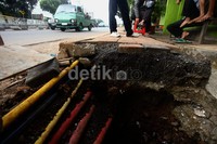 Trotoar berlubang di sejumlah tempat.