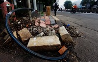 Sejumlah kabel dibiarkan muncul ke permukaan.