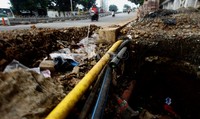 Kondisi ini pun sangat membahayakan pengguna jalan, baik pengendara sepeda motor maupun pejalan kaki.