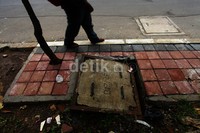 Pejalan kaki melintas di trotoar yang rusak akibat pekerjaan galian kabel di kawasan Warung Buncit, Jakarta Selatan, Selasa (28/01/2014).