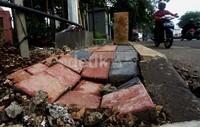Trotoar ini rusak akibat dilakukannya penggalian kabel fiber optik tanpa mengembalikan keadaan trotoar seperti sebelumnya.
