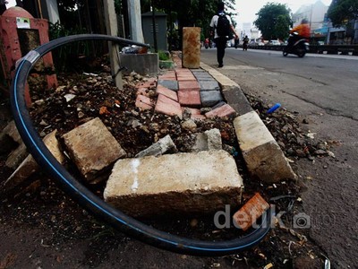 Galian Kabel Rusak Trotoar