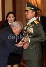 Panglima TNI Raih 3 Tanda Kehormatan