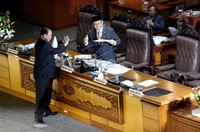Ketua komisi VII Sutan Bhatoegana membacakan dan menyerahkan hasil rapat komisi ke pimpinan sidang. 