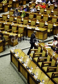 Banyak kursi kosong dalam rapat tersebut.