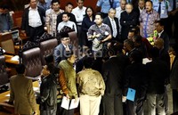 Rapat paripurna yang berlangsung di gedung DPR itu berlangsung alot. Bahkan sempat diwarnai kericuhan. 