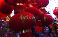 Seorang warga memilih lampion.