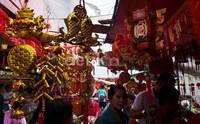 Berbagai macam pernak-pernik Imlek dijajakan di pasar tersebut.