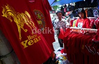 Warga memilih baju khas Imlek.