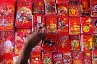 Amplop juga banyak diminati warga.