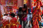 Warga Buru Pernak-pernik Imlek