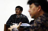     Terdakwa eks Kepala SKK Migas Rudi Rubiandini  menyimak kesaksian dari Deputi Pengendalian Pembelian pada SKK Migas, Widyawan Prawiratmaja. Lamhot Aritonang/detikFoto.     