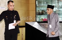 Tri langsung masuk ke lobi KPK. Lamhot Aritonang/detikFoto.